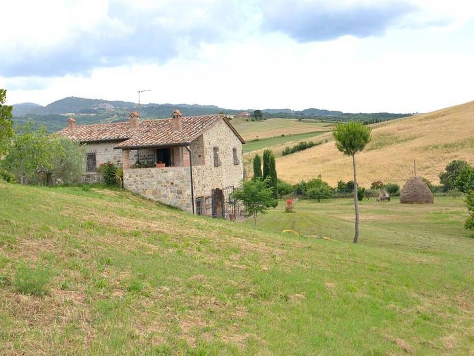 Casale in Pietra Ristrutturato con Terreno e Vista Panoramica in Vendita a Pienza, nel Cuore della Toscana