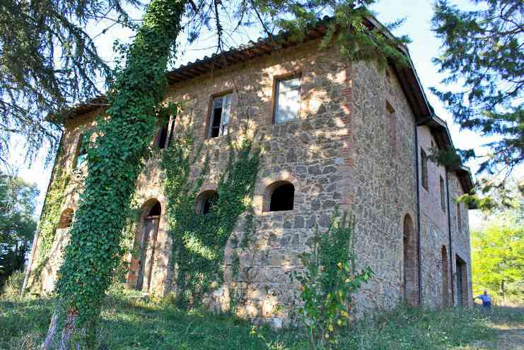 Casale Rustico in Vendita a Monticiano, Immerso nella Tranquillità e con Potenziale