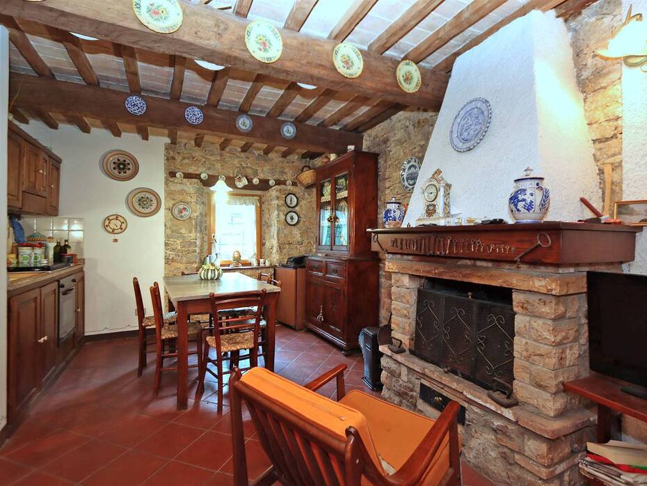 Renovated Terraced House with Garden for Sale in Montieri, Castiglione d'Orcia