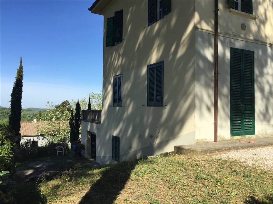 Villa Ottocentesca con Vista Collinare in Vendita a Fauglia, Toscana - Ampia Zona Giorno, Cinque Camere da Letto e Terreno Boscoso