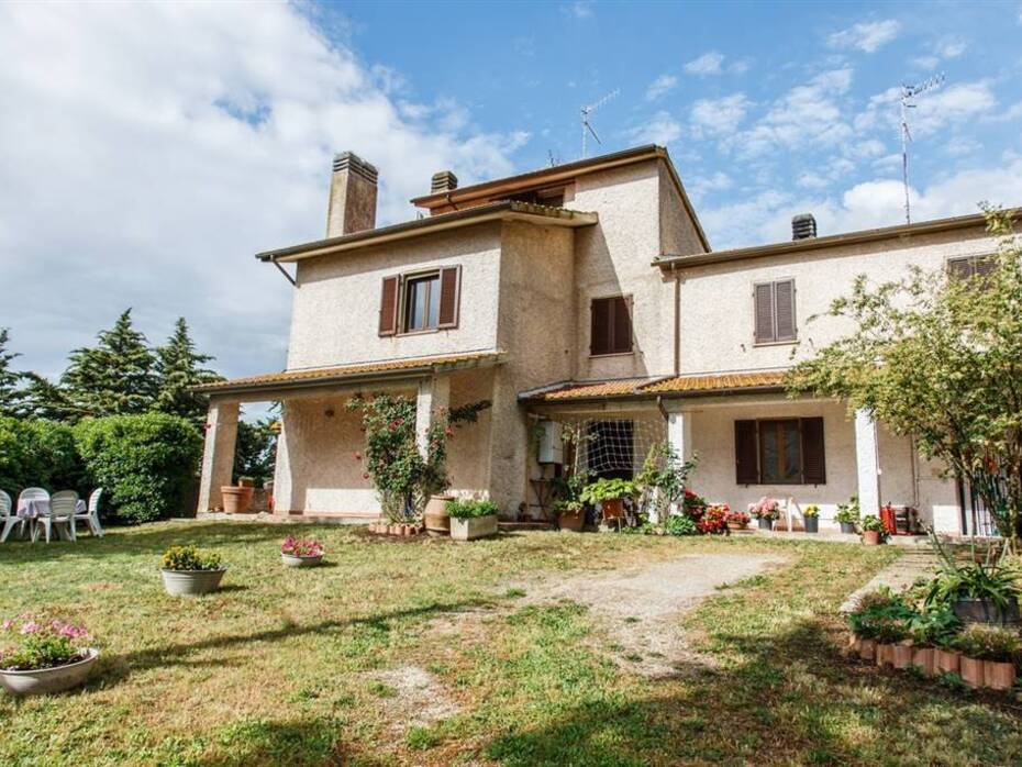Porzione di Casale con Terreno e Appartamenti in Vendita a Grosseto, Toscana