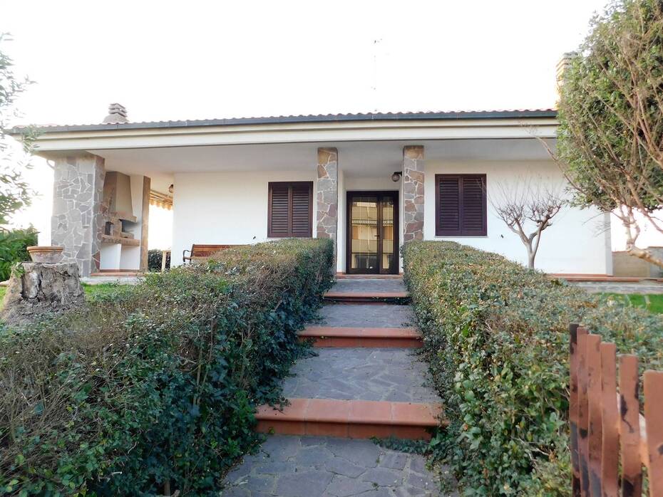 Modern Villa with Garden for Sale in Bagno di Gavorrano, Tuscany