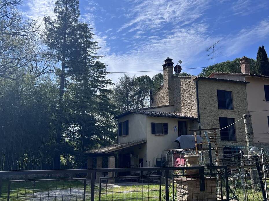 Volterra: Affascinante Casa di Campagna in Vendita nella Tranquilla Campagna Toscana